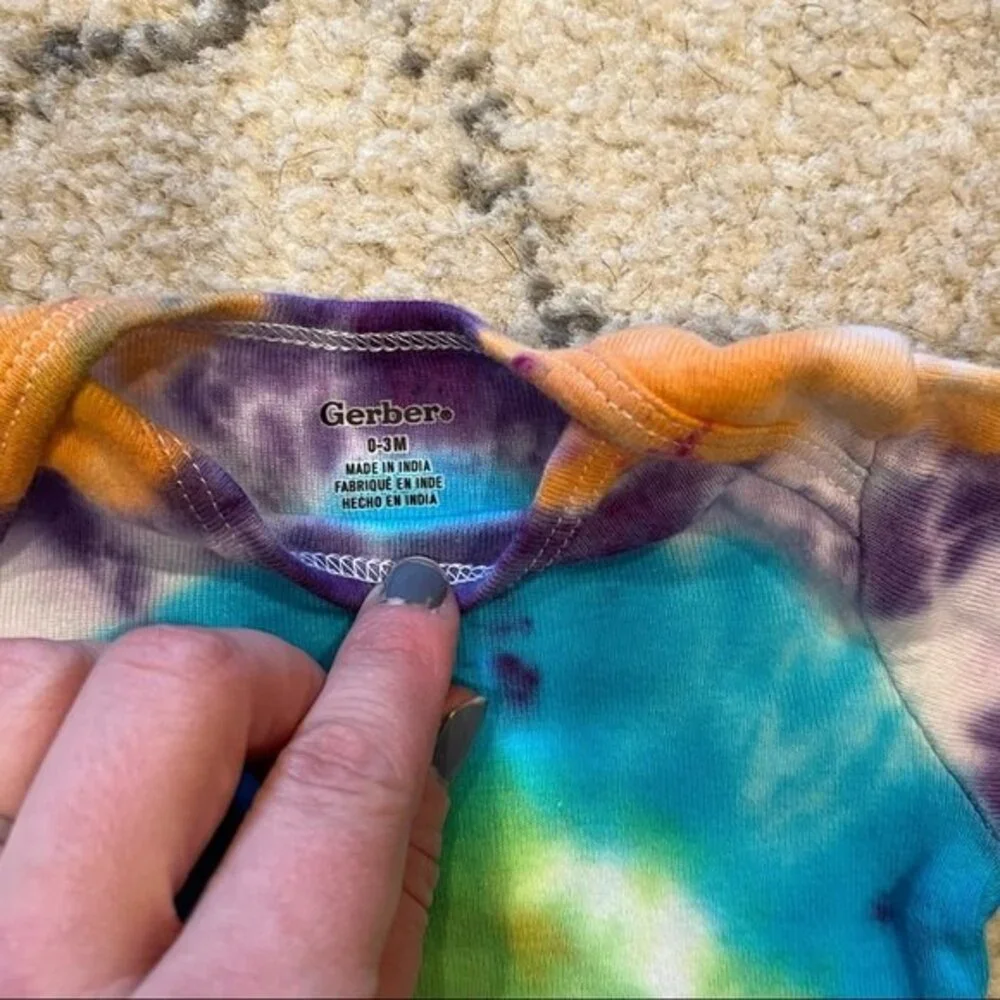 NEW Gerber Tie Dye Long Sleeve Mitten-Cuff Cotton Onesie Bodysuit 0-3 Months